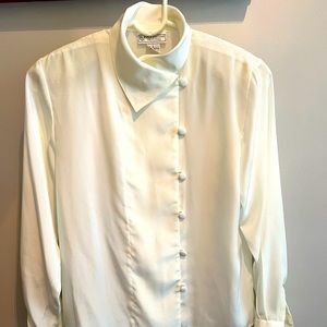 🎉Host Pick🎉 Evan Picone Petites Cream button blouse. Size 2.